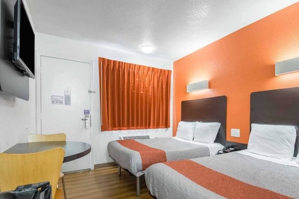 Foto van 2 tweepersoonsbedden | Roken toegestaan, minikoelkast - BedRoom