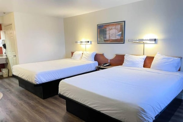Foto van 2 tweepersoonsbedden (queensize) | Niet-roken, koelkast - BedRoom