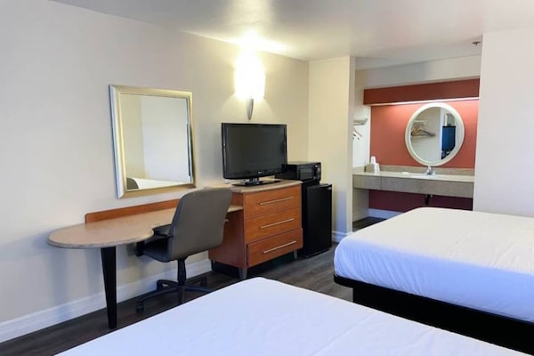 Foto van 2 tweepersoonsbedden (queensize) | Niet-roken, koelkast - BedRoom