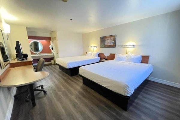 Foto van 2 tweepersoonsbedden (queensize) | Niet-roken, koelkast - BedRoom