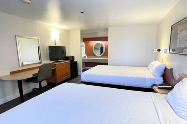 Foto van 2 tweepersoonsbedden (queensize) | Niet-roken, koelkast - BedRoom