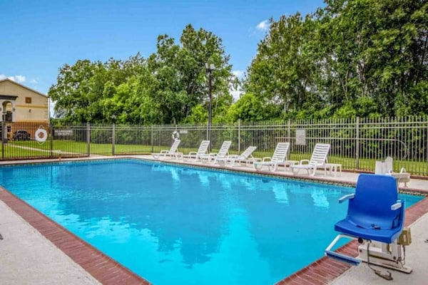 Foto van 2 tweepersoonsbedden | Rookvrij, Keuken - Vakantiehuis in Groves - Pool