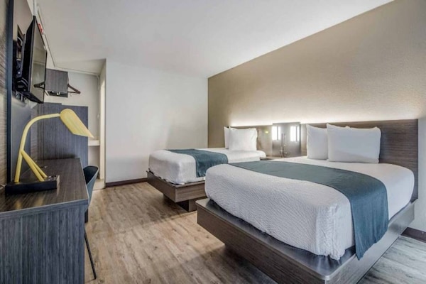 Foto van 2 tweepersoonsbedden | Rookvrij, Keuken - Vakantiehuis in Groves - Facilities
