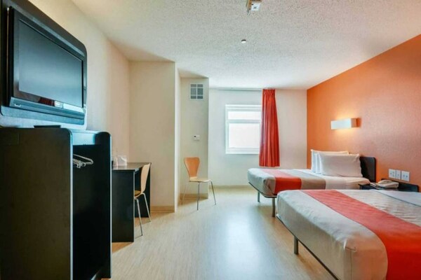 Foto van 2 tweepersoonsbedden | Rolstoeltoegankelijk / Badkuip / Luxe / Magnetron - BedRoom