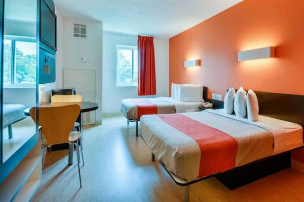 Foto van 2 tweepersoonsbedden | Rolstoeltoegankelijk / Badkuip / Luxe / Magnetron - BedRoom