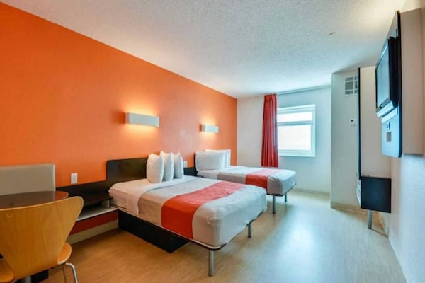 Foto van 2 tweepersoonsbedden | Rolstoeltoegankelijk / Badkuip / Luxe / Magnetron - BedRoom