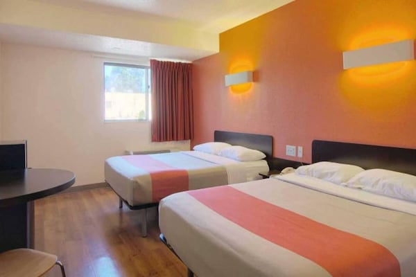 Foto van 2 tweepersoonsbedden (queensize) | Toegankelijk voor mi - BedRoom