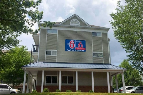 Foto van 1 Queensize Bed | Ada/tub/keuken - Vakantiehuis in Greensboro - ExteriorSummer