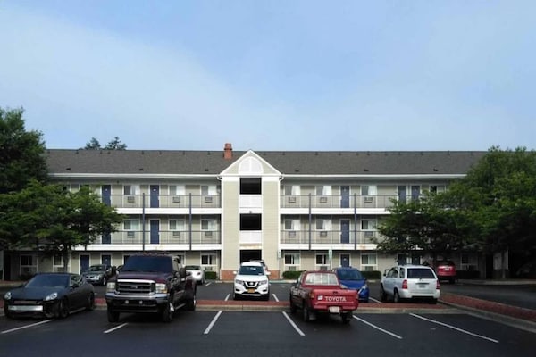 Foto van 1 Queensize Bed | Ada/tub/keuken - Vakantiehuis in Greensboro - ExteriorSummer