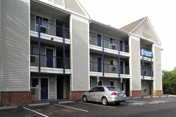 Foto van 1 Queensize Bed | Ada/tub/keuken - Vakantiehuis in Greensboro - ExteriorSummer