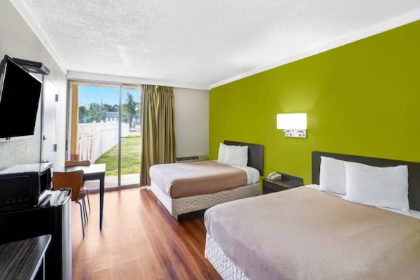 Foto van 2 tweepersoonsbedden (queensize) | Roken toegestaan, koelkast aanwezig - BedRoom