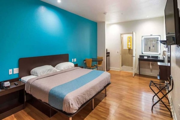 Foto van 1 kingsize bed | Badkuip met mobiele t - Vakantiehuis in Houston - BedRoom