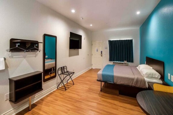Foto van 1 kingsize bed | Badkuip met mobiele t - Vakantiehuis in Houston - BedRoom