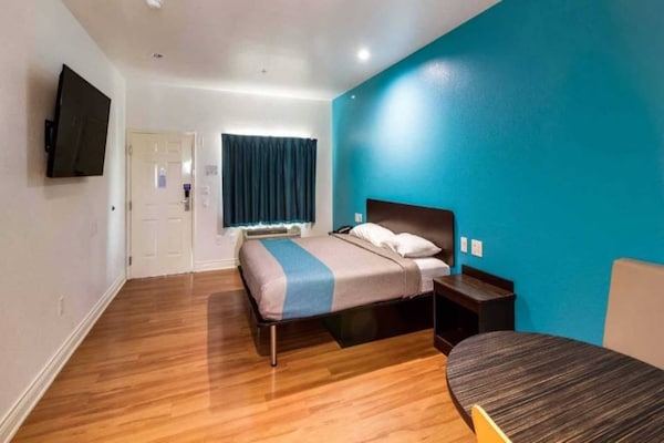 Foto van 1 kingsize bed | Badkuip met mobiele t - Vakantiehuis in Houston - BedRoom