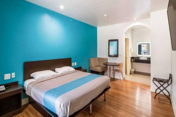 Foto van 1 kingsize bed | Badkuip met mobiele t - Vakantiehuis in Houston - BedRoom