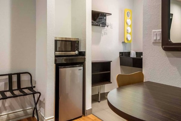 Foto van 1 kingsize bed | Badkuip met mobiele t - Vakantiehuis in Houston - BathRoom