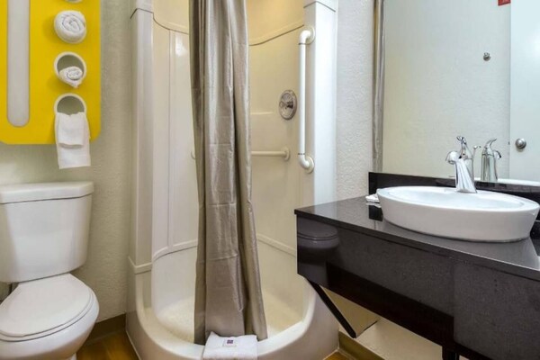 Foto van 2 tweepersoonsbedden | Premium, minikoelkast - Vakantiehuis in Stanton - BathRoom