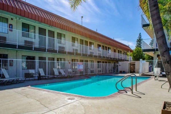 Foto van 1 kingsize bed | Rookvrij, Keuken - Vakantiehuis in Fresno CA - Pool
