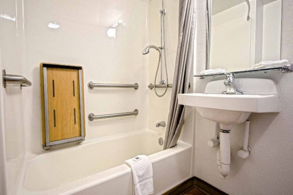Foto van 2 tweepersoonsbedden | Micfridge - Vakantiehuis in EAST BRUNSWICK - BathRoom