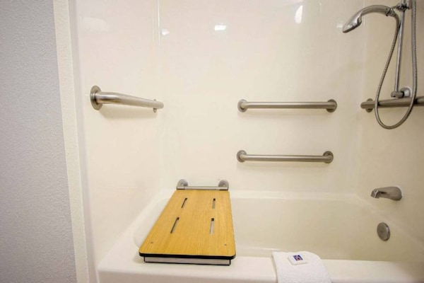 Foto van 2 tweepersoonsbedden | Micfridge - Vakantiehuis in EAST BRUNSWICK - BathRoom