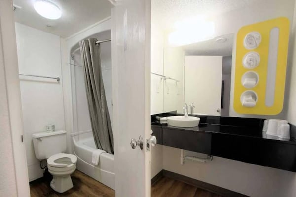 Foto van 1 kingsize bed | Micfridge - Vakantiehuis in Piscataway - BathRoom
