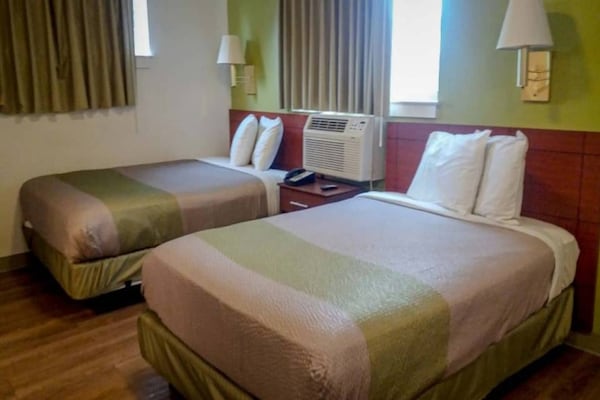 Foto van 2 tweepersoonsbedden | Koelkast - Vakantiehuis in Greensboro - BedRoom