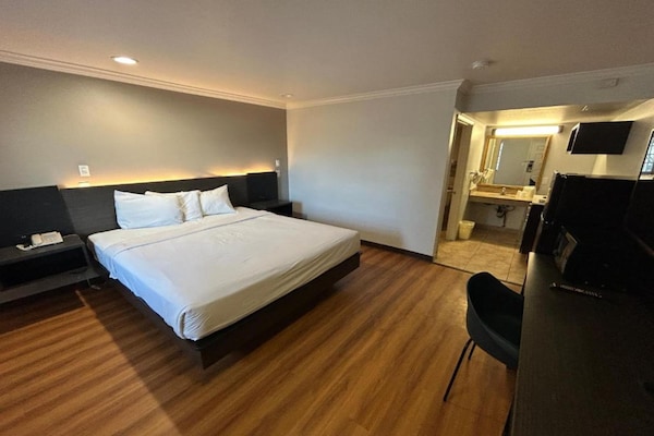 Foto van 1 kingsize bed | Zakelijk, NSMK, koelkast - Vakantiehuis in Mojave - BedRoom