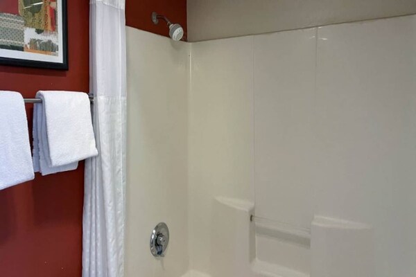 Foto van 2 tweepersoonsbedden (queensize) | Roken toegestaan, koelkast - BathRoom