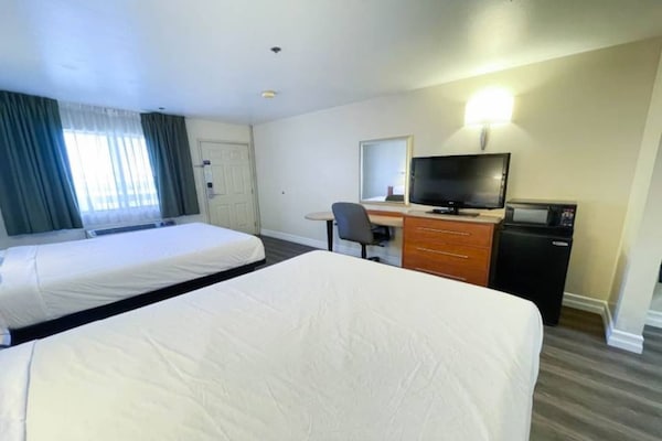 Foto van 2 tweepersoonsbedden (queensize) | Roken toegestaan, koelkast - BedRoom