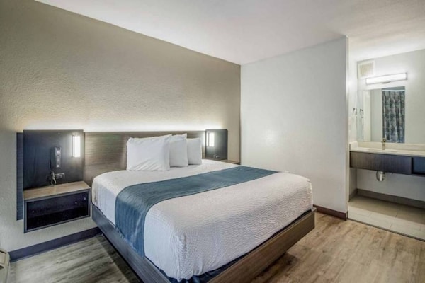 Foto van 1 kingsize bed | Badkuip met mobiele toegang | Keuken - BedRoom