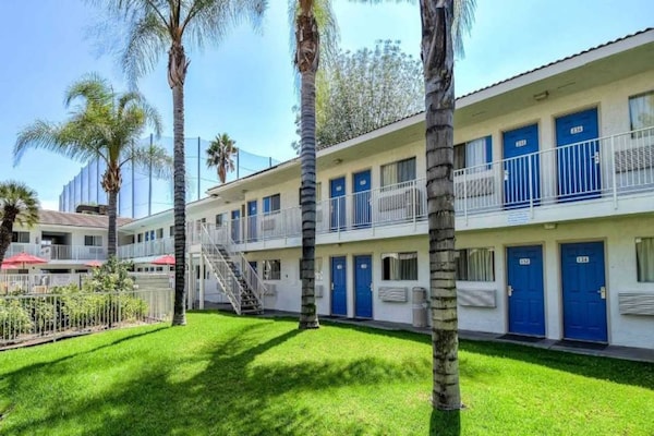 Foto van 1 tweepersoonsbed (queensize) | Luxe minikoelkast - Vakantiehuis in Rowland Heights - ExteriorSummer