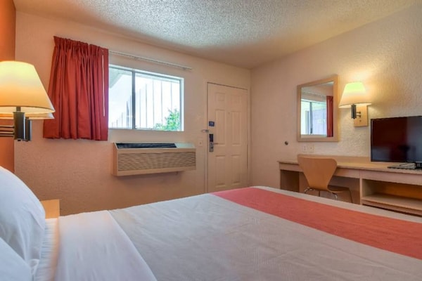 Foto van 1 tweepersoonsbed (queensize) | Luxe minikoelkast - Vakantiehuis in Rowland Heights - BedRoom