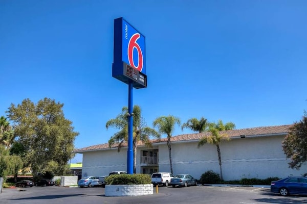 Foto van 1 tweepersoonsbed (queensize) | Luxe minikoelkast - Vakantiehuis in Rowland Heights - Facilities