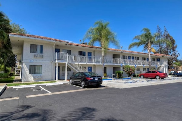 Foto van 1 tweepersoonsbed (queensize) | Luxe minikoelkast - Vakantiehuis in Rowland Heights - Facilities