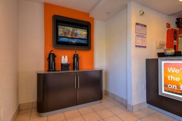 Foto van 1 tweepersoonsbed (queensize) | Luxe minikoelkast - Vakantiehuis in Rowland Heights - Facilities