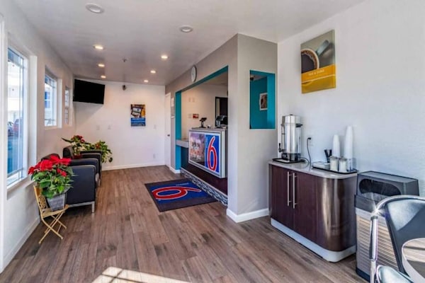 Foto van 1 Queensize Bed | Master Suite, Micfridge, S - Vakantiehuis in Fountain Valley - FloorPlan