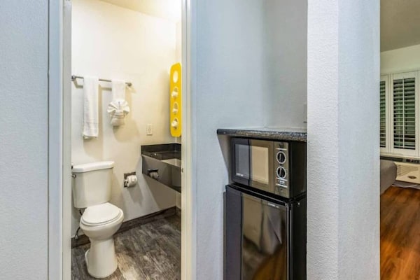Foto van 1 Queensize Bed | Master Suite, Micfridge, S - Vakantiehuis in Fountain Valley - BedRoom