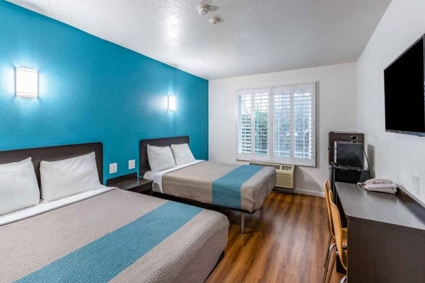 Foto van 1 Queensize Bed | Master Suite, Micfridge, S - Vakantiehuis in Fountain Valley - BedRoom
