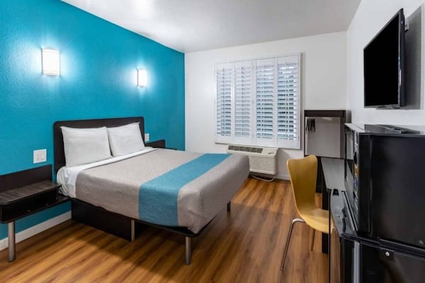 Foto van 1 Queensize Bed | Master Suite, Micfridge, S - Vakantiehuis in Fountain Valley - BedRoom
