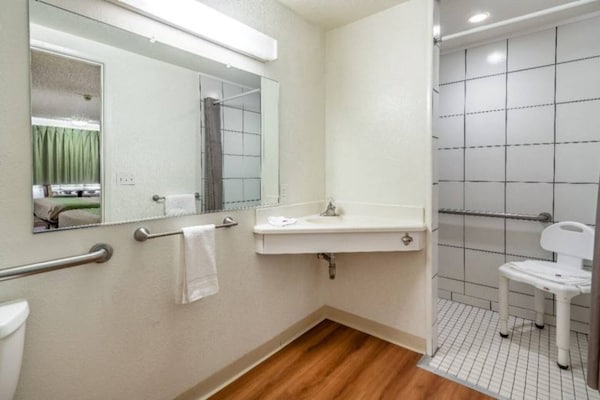 Foto van 2 tweepersoonsbedde|Toegankelijk voor mindervaliden|Douche volgens RI-norme|Nsmk - Facilities