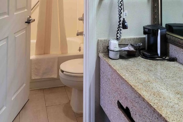 Foto van 1 kingsize bed | Badkuip met mobiele toegang Nsmk - Vakantiehuis in Jackson - BathRoom