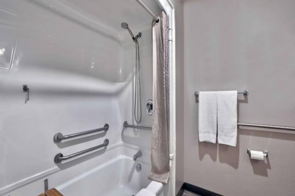 Foto van 2 Volledige Bedden | Toegankelijk, Niet Roken - Vakantiehuis in Benbrook - BathRoom