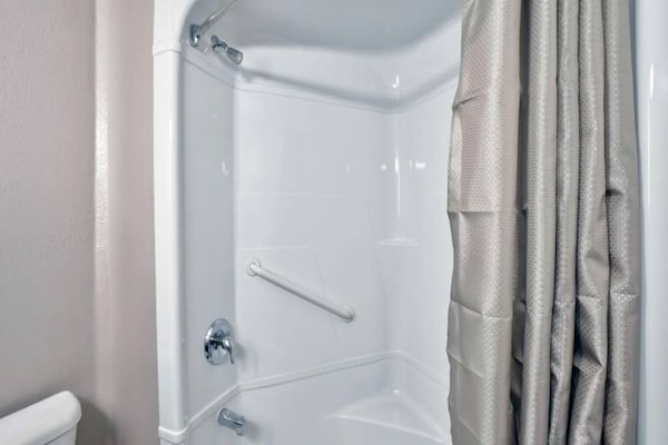 Foto van 2 Volledige Bedden | Toegankelijk, Niet Roken - Vakantiehuis in Benbrook - BathRoom