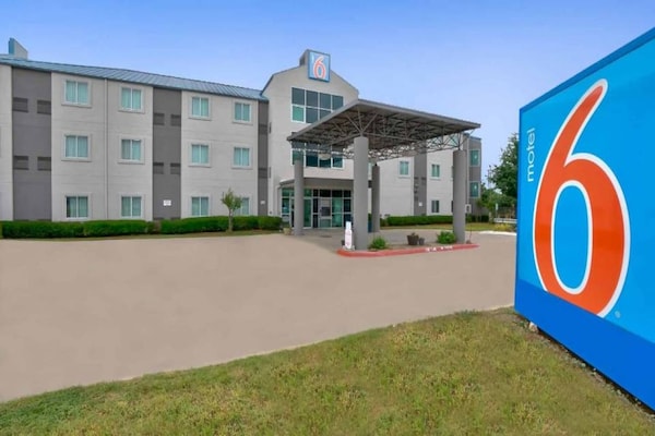 Foto van 2 Volledige Bedden | Toegankelijk, Niet Roken - Vakantiehuis in Benbrook - ExteriorSummer