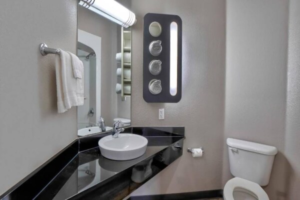 Foto van 2 Volledige Bedden | Toegankelijk, Niet Roken - Vakantiehuis in Benbrook - BathRoom