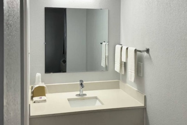 Foto van 1 kingsize bed | Roken toegestaan, koelkast aanwezig - BathRoom