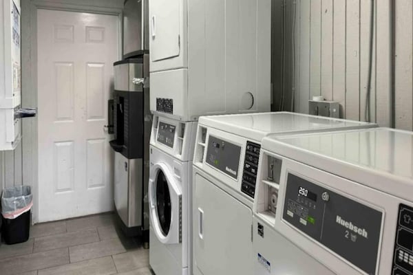 Foto van 1 kingsize bed | Roken toegestaan, koelkast aanwezig - Facilities