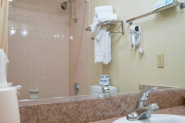 Foto van 1 kingsize bed | Mobiel toegankelijk bad Nsmk Micfridg - BathRoom