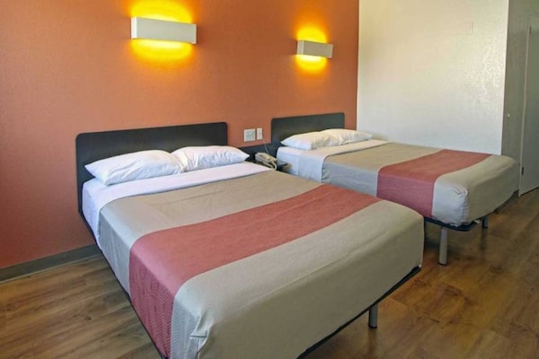 Foto van 2 tweepersoonsbedden | Rolstoeltoegankelijke douche/magnetron - BedRoom