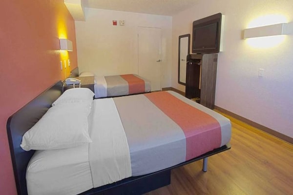 Foto van 2 tweepersoonsbedden | Rolstoeltoegankelijke douche/magnetron - BedRoom